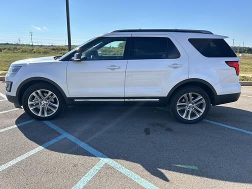 White 2017 Ford Explorer XLT