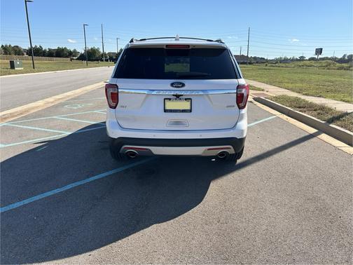 White 2017 Ford Explorer XLT