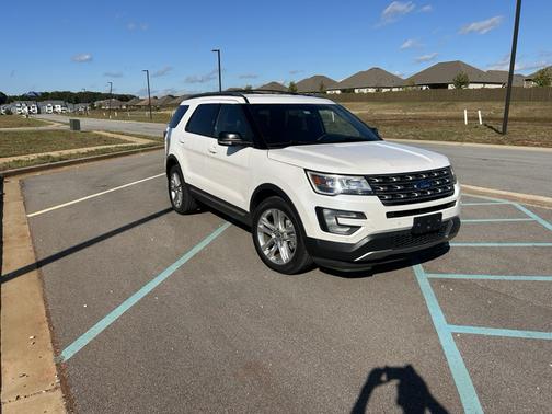 White 2017 Ford Explorer XLT