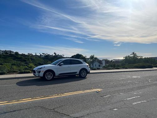 White 2018 Porsche Macan Macan