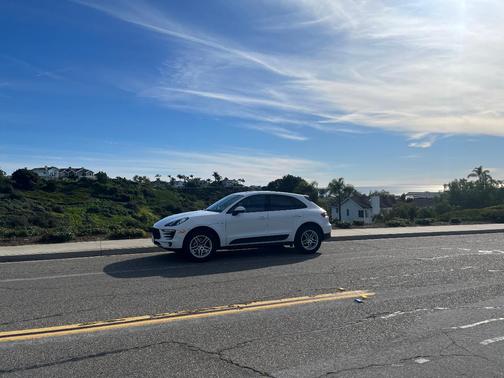 White 2018 Porsche Macan Macan