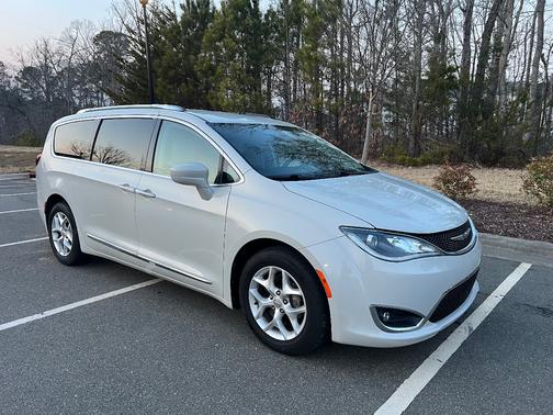 2017 Chrysler Pacifica Touring-L Plus