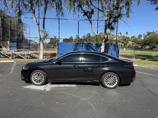 2019 Lexus ES 300h Luxury