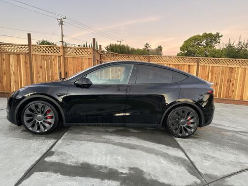 Black 2023 Tesla Model Y Performance