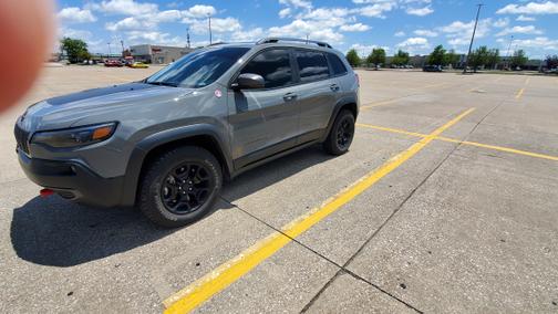 Gray 2019 Jeep Cherokee Trailhawk