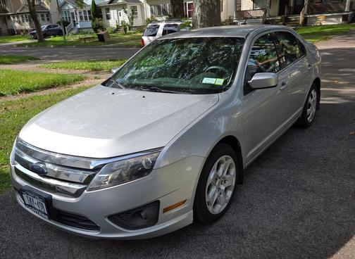 Gray 2010 Ford Fusion SE