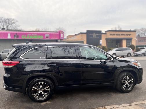 Black 2019 Toyota Highlander LE Plus