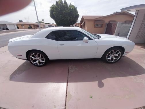 White 2016 Dodge Challenger SXT