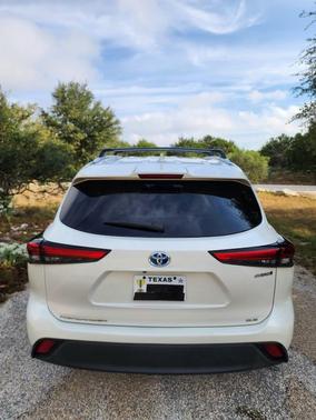 White 2021 Toyota Highlander Hybrid XLE