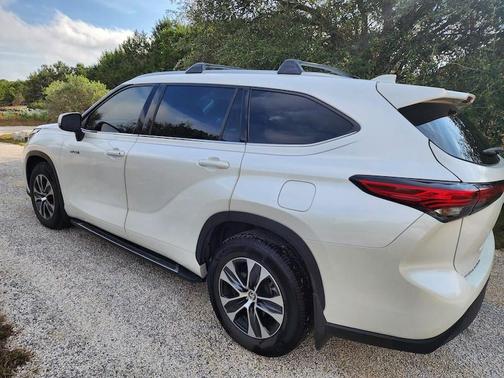 White 2021 Toyota Highlander Hybrid XLE