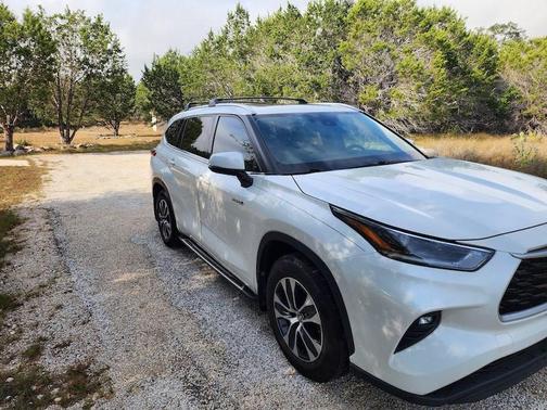 White 2021 Toyota Highlander Hybrid XLE