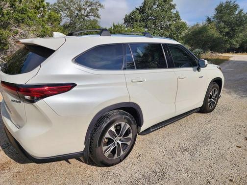 White 2021 Toyota Highlander Hybrid XLE