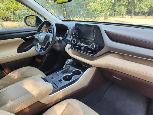 White 2021 Toyota Highlander Hybrid XLE