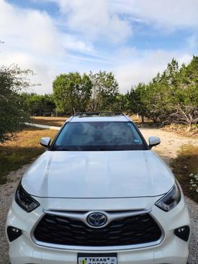 White 2021 Toyota Highlander Hybrid XLE