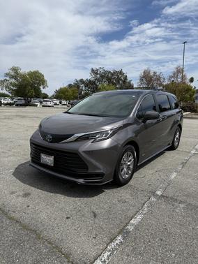 2021 Toyota Sienna LE 8 Passenger