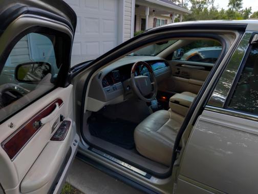 2005 Lincoln Town Car Signature
