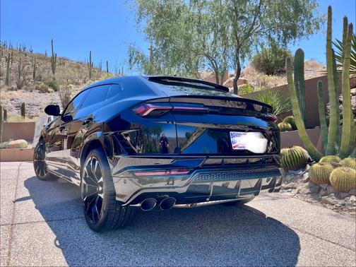 Black 2024 Lamborghini Urus S