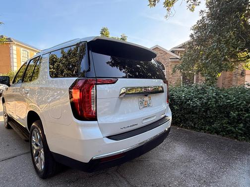 White 2024 GMC Yukon SLT