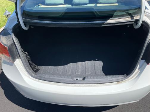 White 2013 Hyundai ELANTRA GLS