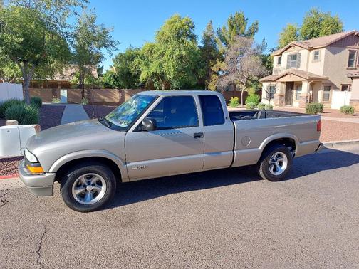 Silver 2001 Chevrolet S-10 LS Extended Cab