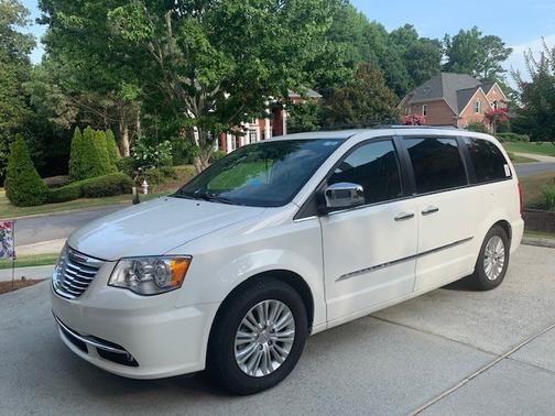 Photo 1 of 7 of 2012 Chrysler Town & Country Limited