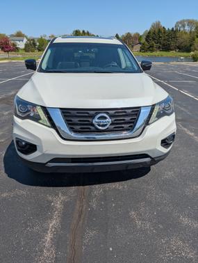 White 2018 Nissan Pathfinder SL