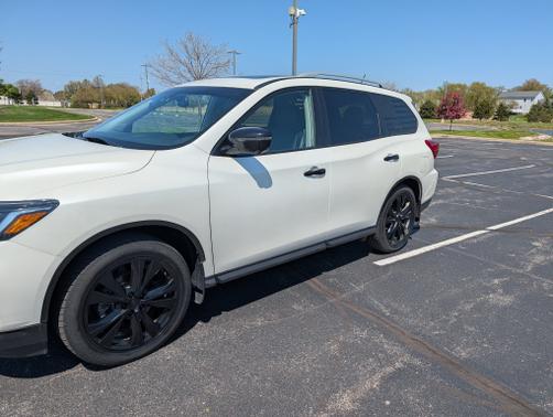 White 2018 Nissan Pathfinder SL