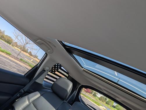 White 2018 Nissan Pathfinder SL