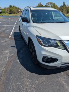 White 2018 Nissan Pathfinder SL