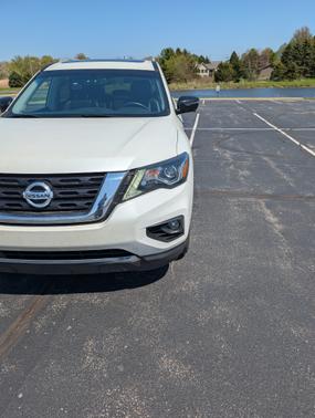 White 2018 Nissan Pathfinder SL