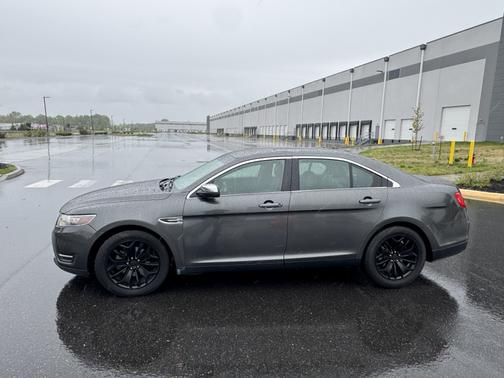 Black 2015 Ford Taurus Limited