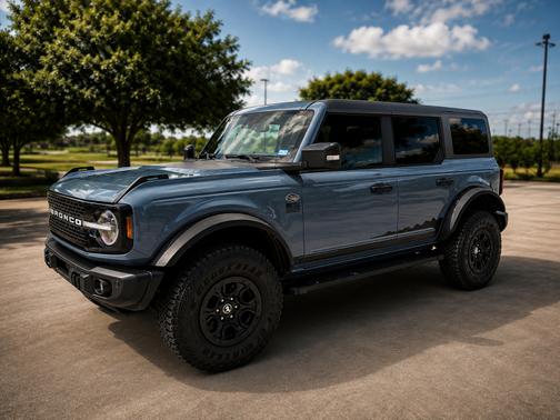 Gray 2023 Ford Bronco Wildtrak Advanced