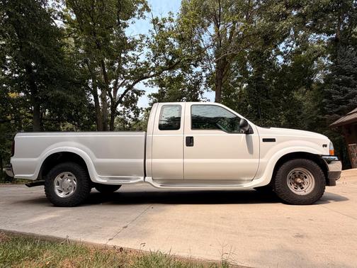 White 2002 Ford F-250 XLT SuperCab Super Duty