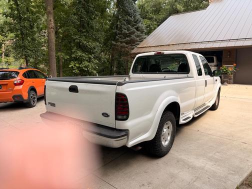 White 2002 Ford F-250 XLT SuperCab Super Duty