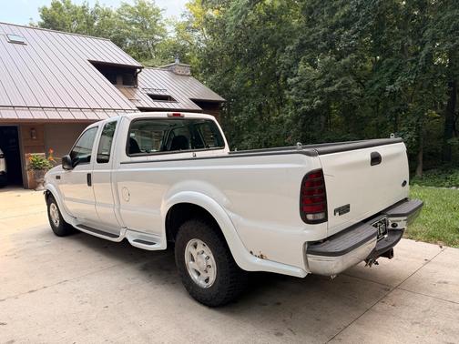 White 2002 Ford F-250 XLT SuperCab Super Duty