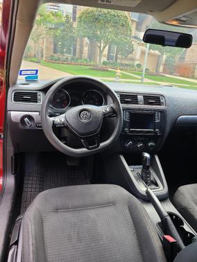 Red 2016 Volkswagen Jetta 1.4T SE
