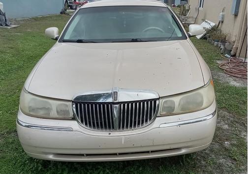 Beige 1998 Lincoln Town Car Cartier