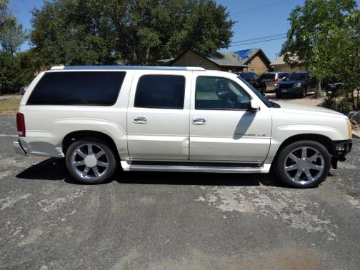 Photo 2 of 8 of 2004 Cadillac Escalade ESV Base