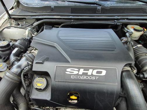 White 2015 Ford Taurus SHO