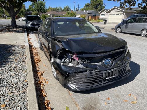 Photo 2 of 12 of 2018 Toyota Camry Hybrid XLE