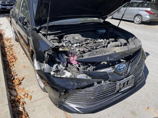 Photo 3 of 12 of 2018 Toyota Camry Hybrid XLE