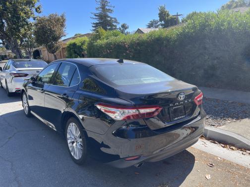Photo 5 of 12 of 2018 Toyota Camry Hybrid XLE