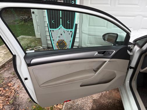 White 2016 Volkswagen Golf TSI 2-Door