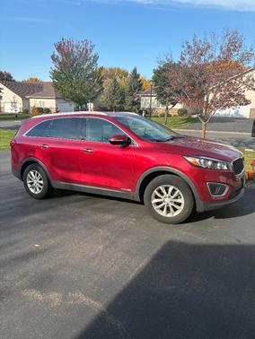 Red 2016 Kia Sorento LX