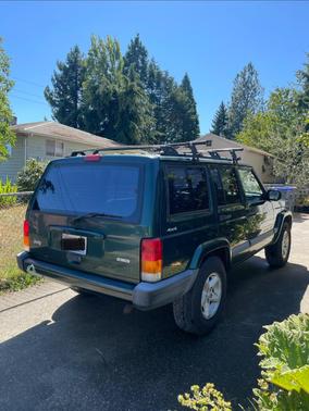 Green 2000 Jeep Cherokee Sport 4WD