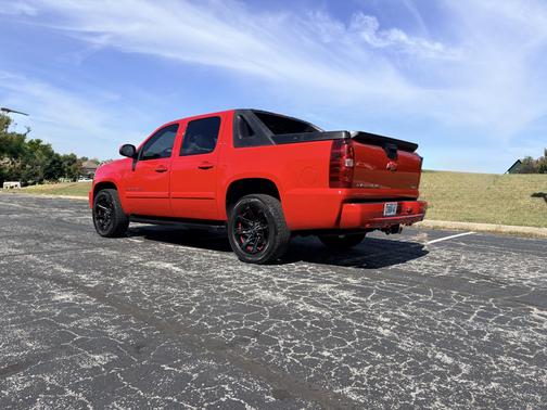 Red 2007 Chevrolet Avalanche 1500 LT