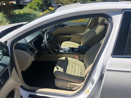 White 2016 Ford Fusion Hybrid SE