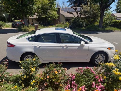 White 2016 Ford Fusion Hybrid SE