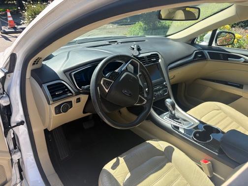 White 2016 Ford Fusion Hybrid SE