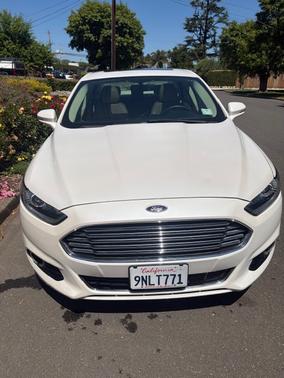 White 2016 Ford Fusion Hybrid SE